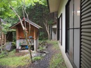 シャワー室（左）食堂（右）